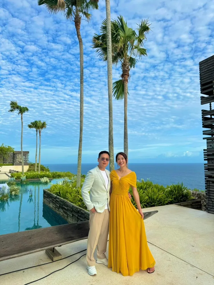 賈永婕（右）和老公昨在峇里島參加婚禮。