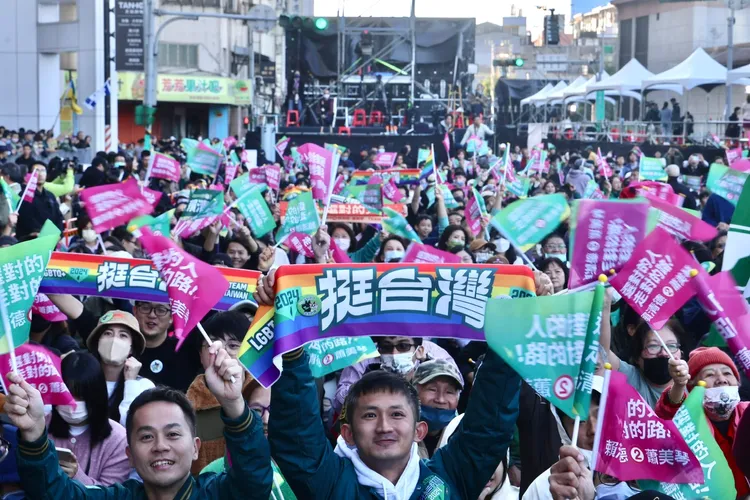 賴清德競總外支持者群眾超嗨。林林攝