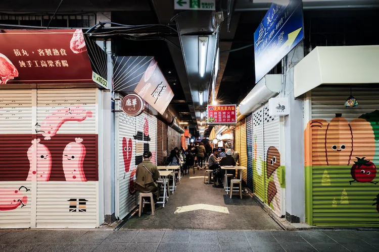 東門市場新舊時代風情融合吸引眾多人潮前來拍照。新竹市府提供