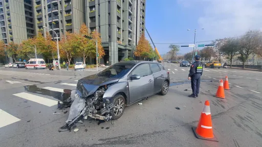 驚險片|2車搶快闖紅燈猛烈對撞 待轉騎士衰掃颱風尾!多處擦傷