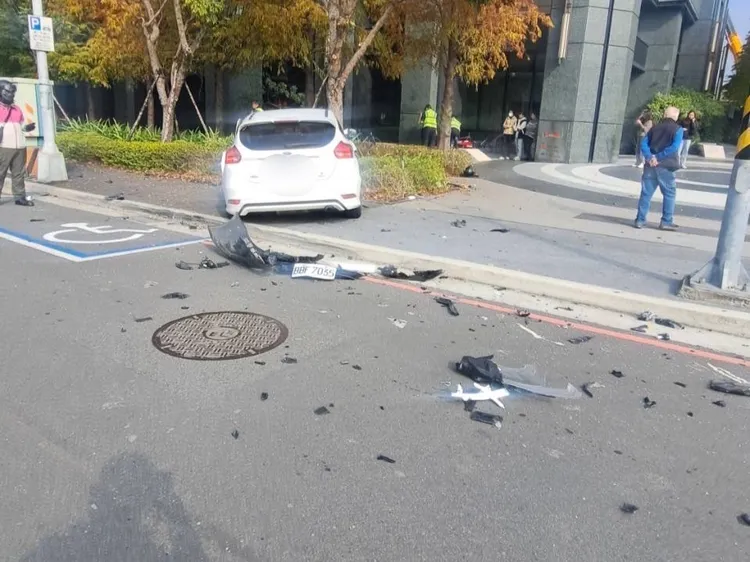 白車失控衝往路旁，擦撞待轉機車。讀者提供