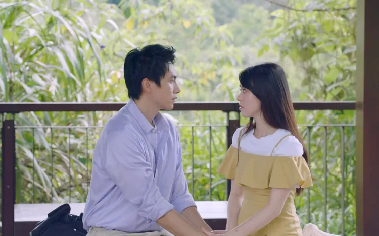 潘君侖（左）戲裡被邱偲琹傳授追女生招式，戲外曾教朋友唱情歌追愛。東森提供