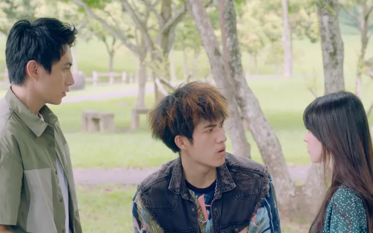 郭方儒（中）對潘君侖（左）與邱偲琹的「假約會」過度關切。東森提供