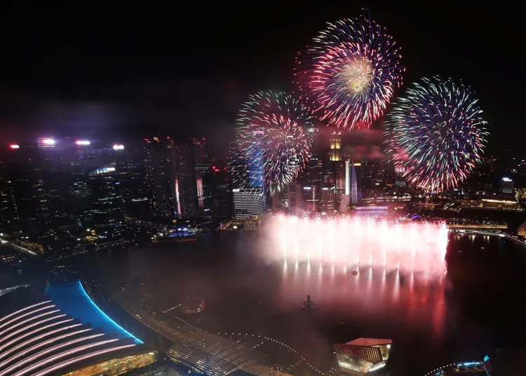 新加坡煙火特色是發射之後還會在空中變換顏色。路透社