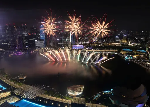 海景衬托变色烟火 新加坡跨年景色好迷人