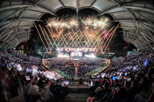 台中跨年｜五月天施放60秒最美璀璨煙火　畫破星空迎2024