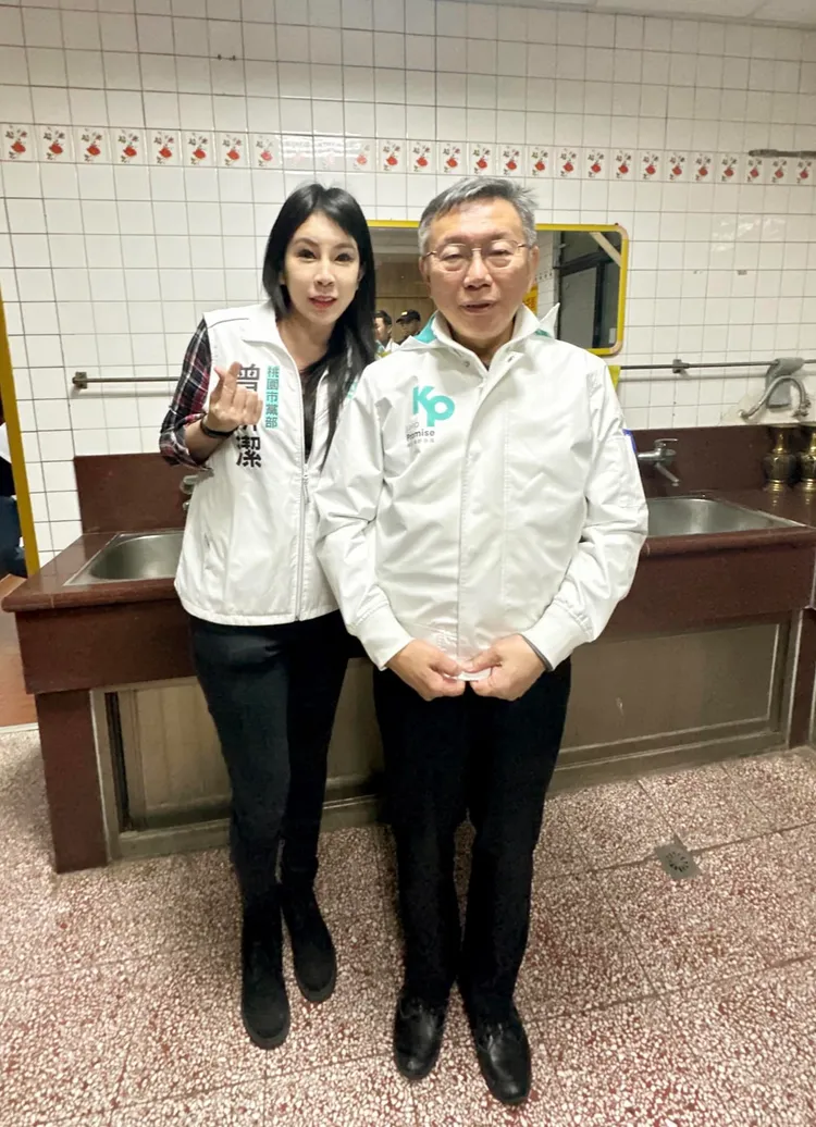 曾妍潔和柯文哲合影。翻攝自曾妍潔臉書
