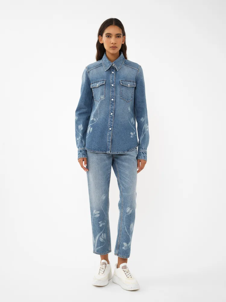 Chloé木蘭花牛仔襯衫4萬5800元、木蘭花牛仔褲4萬1600元。品牌提供