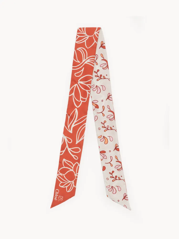 Chloé木蘭花橘米雙色絲巾，7000元。品牌提供