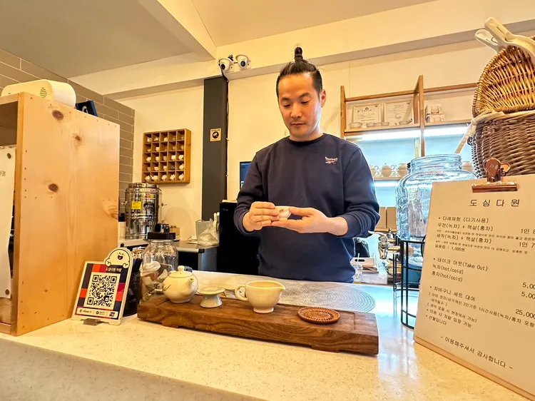 道心茶園目前由第8代接手。陳怡文攝