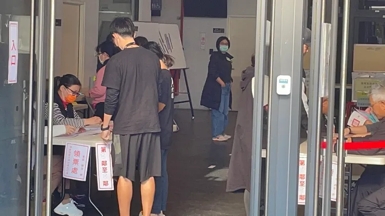 民眾領票。張沛森攝