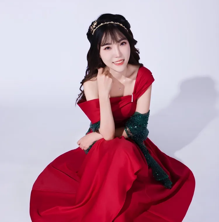 正職是高中老師的鹿鳴漾漾，同時也是一位詩人，得過全台灣大大小小的文學獎。