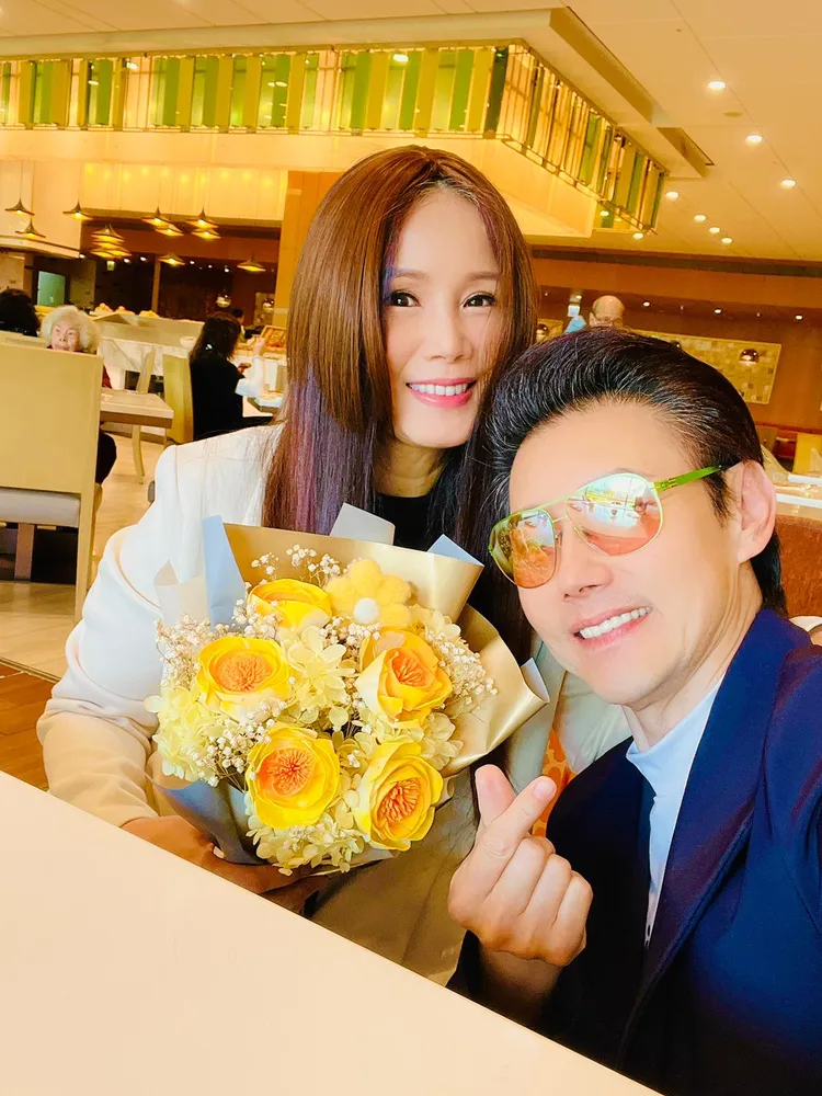 包偉銘（右）寵妻。翰森娛樂提供