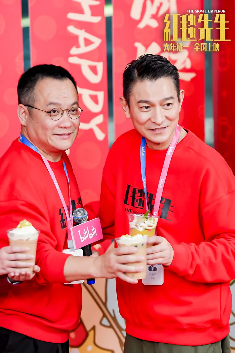 劉德華（右）和導演寧浩馬不停蹄宣傳新片《紅毯先生》。翻攝電影紅毯先生微博