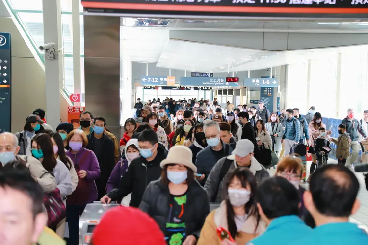 高鐵站湧現返鄉人潮。嘉縣府提供