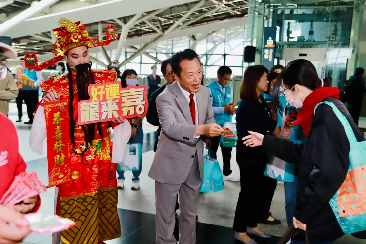 翁章梁發紅包拜早年。嘉縣府提供