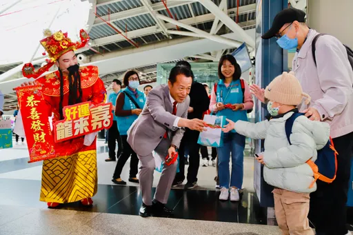 回嘉真好！翁章梁發紅包迎接返鄉人潮　財神爺跳加官喜氣洋洋