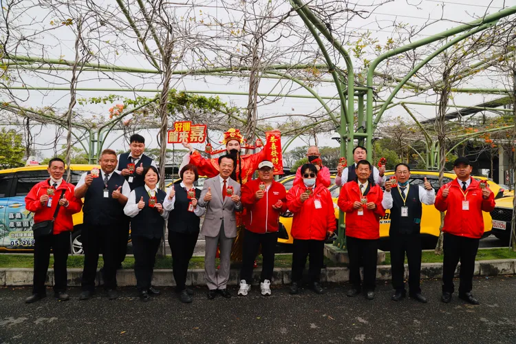 翁章梁率一級主管團隊，與立委蔡易餘一同向鄉親拜早年。嘉縣府提供