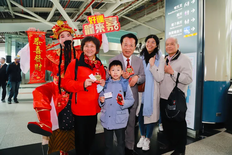 旅客又驚又喜。嘉縣府提供