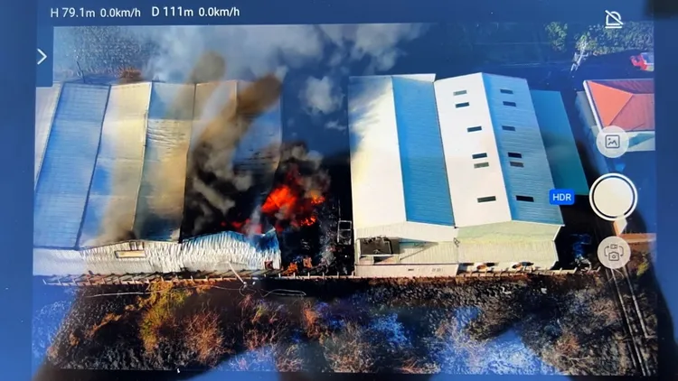 火勢猛烈，延燒鄰旁廠房。讀者提供