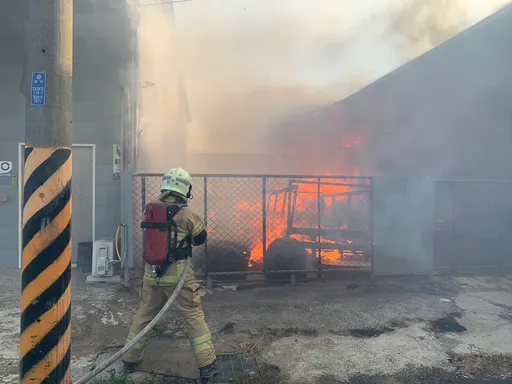 台南鐵皮工廠大火!延燒3廠房 警消奮力灌救阻延燒