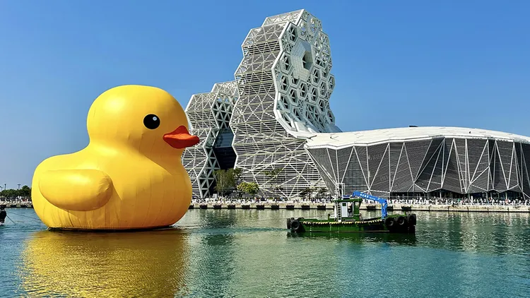 黃色小鴨帶動高雄觀光。翻攝自陳其邁臉書