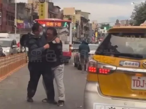 公車司機VS小黃運將！街頭扭打一團　互提傷害告訴