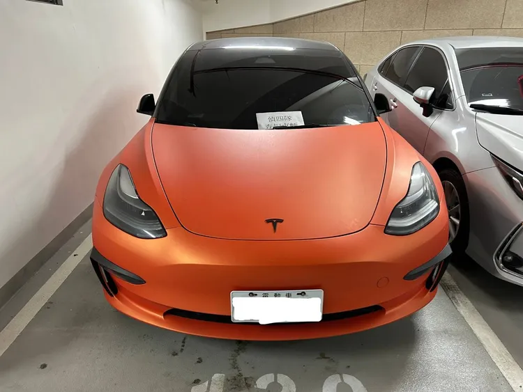 警方查扣橘色特斯拉、賓士車與保時捷。翻攝畫面