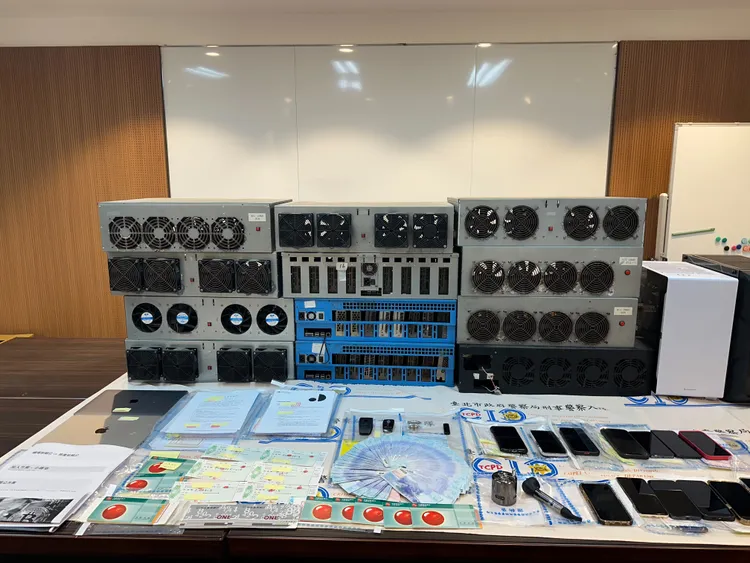 警察查扣贓證物。翻攝畫面