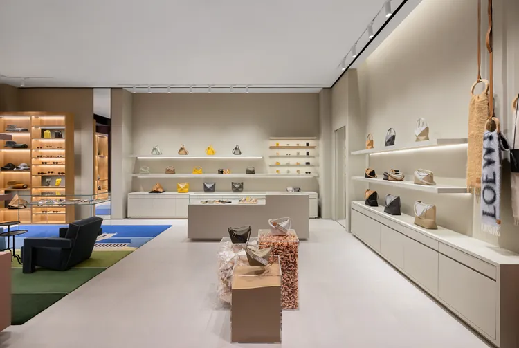 LOEWE位在Diamond Towers的臨時專門店。品牌提供