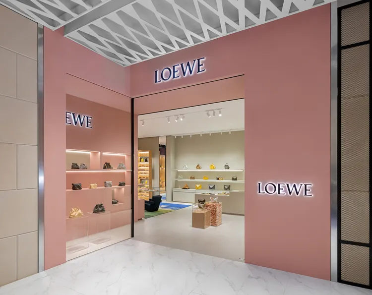 LOEWE位在Diamond Towers的臨時專門店。品牌提供