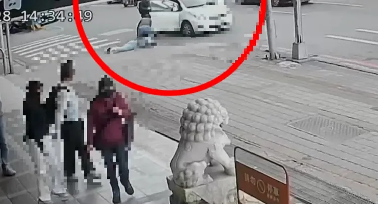 小客車倒車衝撞。警方將駕駛拉下車。翻攝畫面