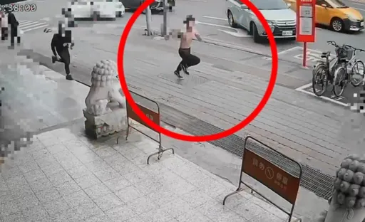 新莊警追捕詐團成員 車手當街脫衣狂奔也被壓制!2男1女送辦