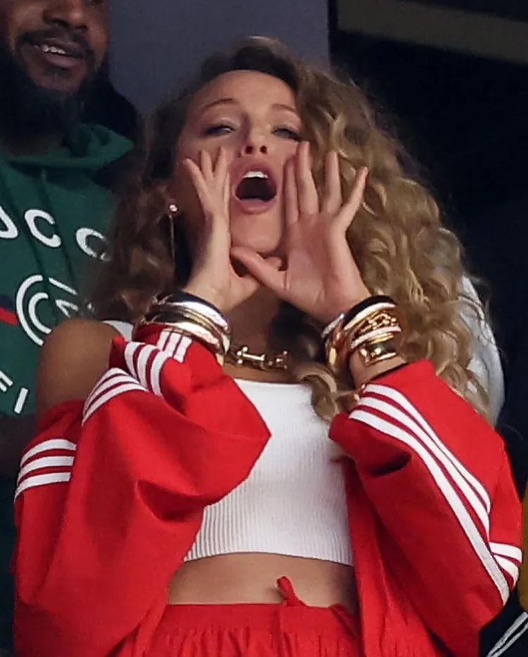 布蕾克萊弗莉的觀賽行頭以adidas Originals運動套裝搭配總價約1478萬台幣的Tiffany珠寶。翻攝harpersbazaarhk IG