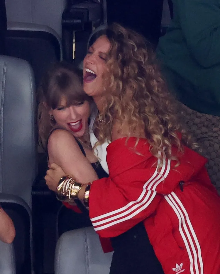 2人比賽看到激動處擁抱歡呼。翻攝harpersbazaarhk IG