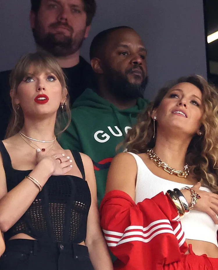 泰勒絲（左）與閨蜜布蕾克萊弗莉一同欣賞美式足球超級盃。翻攝harpersbazaarhk IG