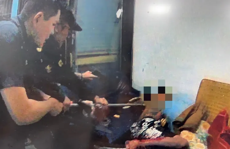 警方噴灑辣椒水及擊發電擊器將其壓制。翻攝畫面