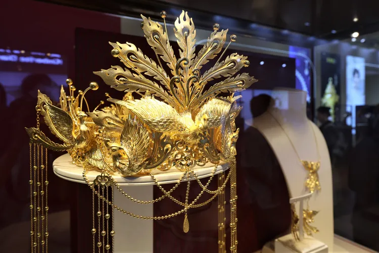 去年6月上海國際珠寶首飾展覽會上展示的黃金首飾。新華社