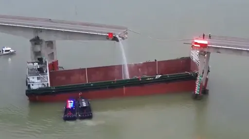 影片曝光！廣州大橋遭貨船撞擊「斷兩截」　巴士落水2死1傷3失聯