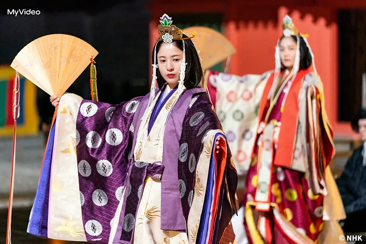 吉高由里子（左）對天皇獻上「五節之舞」。MyVideo提供