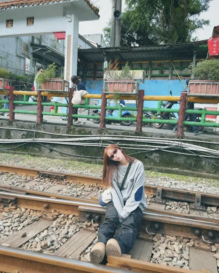 三上悠亞po出在台灣坐在鐵軌的照片。翻攝三上悠亞IG