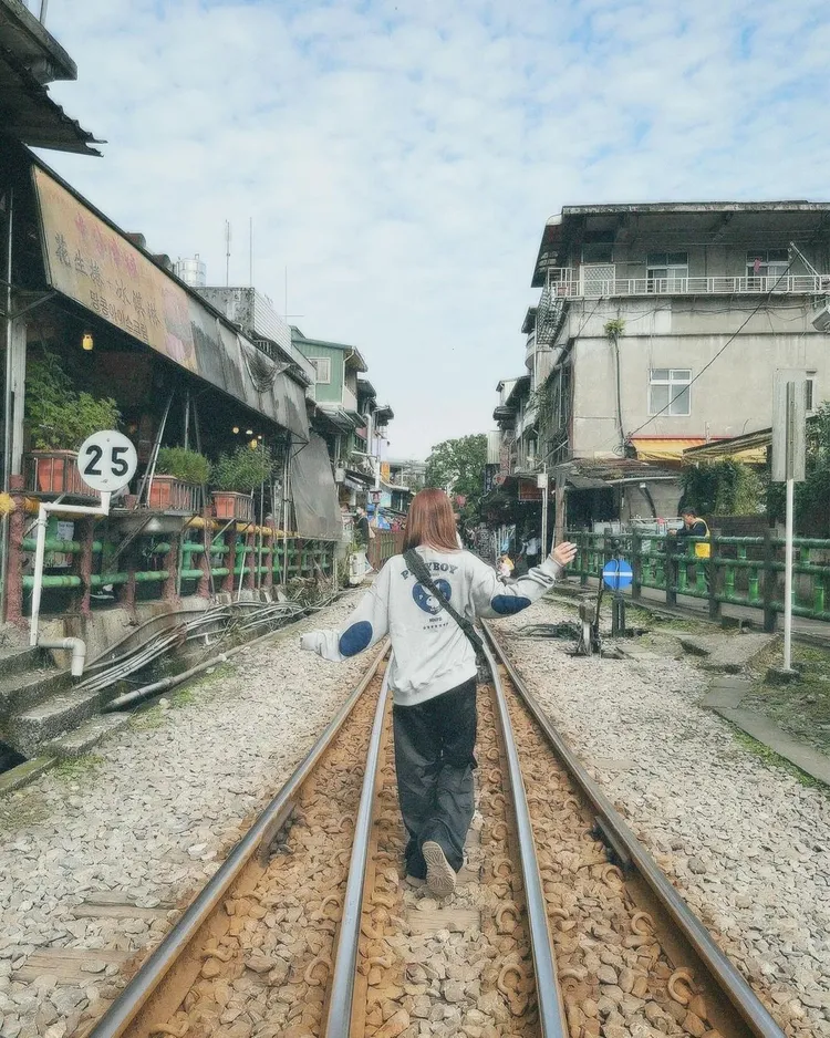三上悠亞在台灣鐵軌上走動。翻攝三上悠亞IG