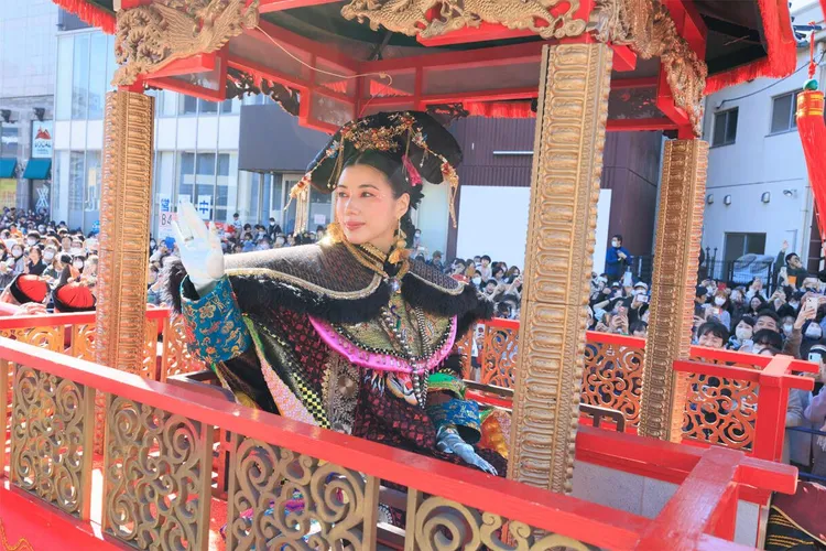 仲里依紗開心回到家鄉，不停揮手致意。翻攝AMUSE