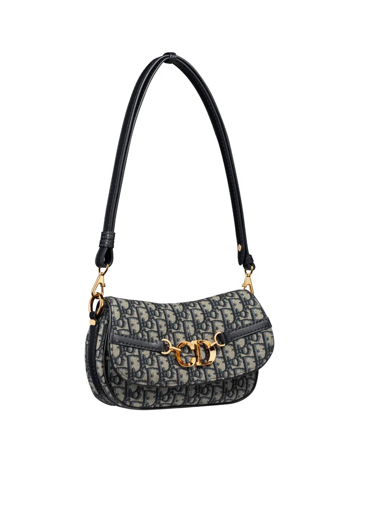 CD Besace Oblique圖騰與藍色小牛皮提包，12萬元。品牌提供