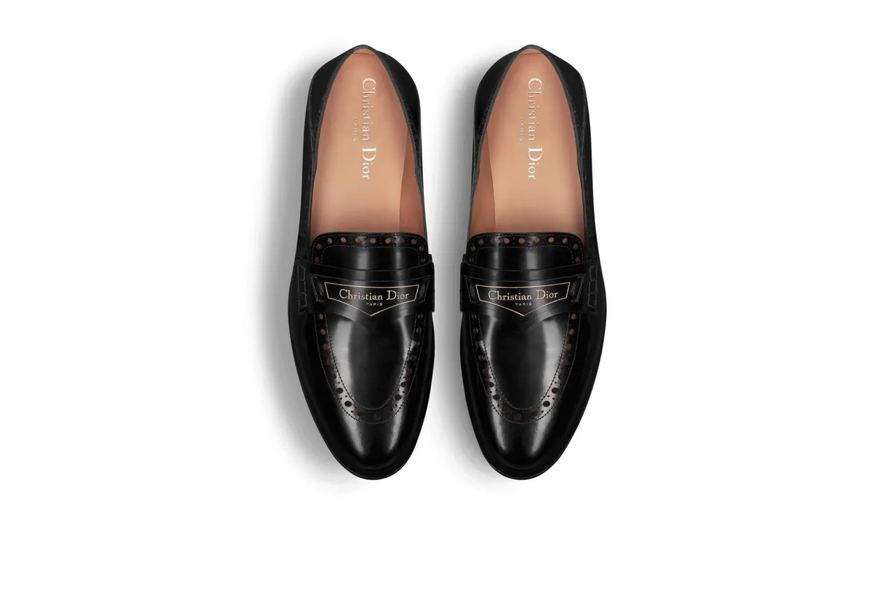 DIOR Boy黑色小牛皮低跟皮鞋，3万8000元。品牌提供