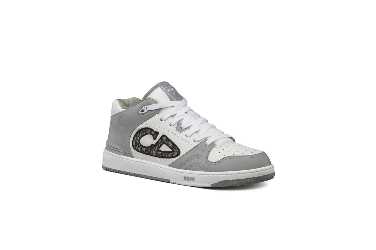 B57灰色中筒休闲鞋，4万1000元。品牌提供