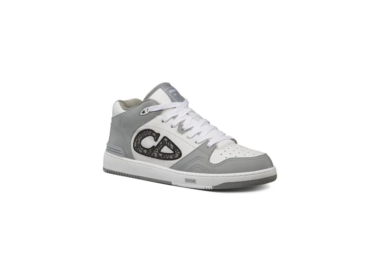 B57灰色中筒休閒鞋，4萬1000元。品牌提供