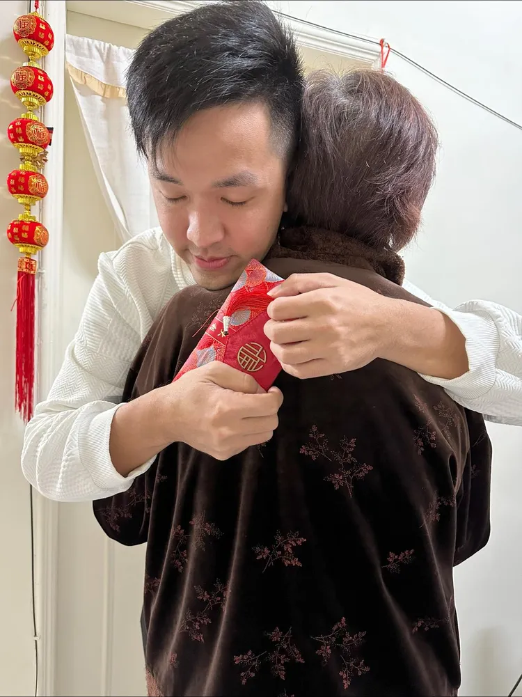 香蕉上次包8萬8千元媽媽，兩人感情超好。翻攝自香蕉臉書