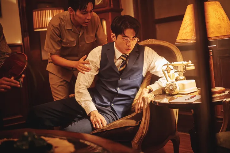 傅孟柏《商魂》中，為了見上地主高老爺一面，竟然抽菸讓自己陷於困境。民視提供