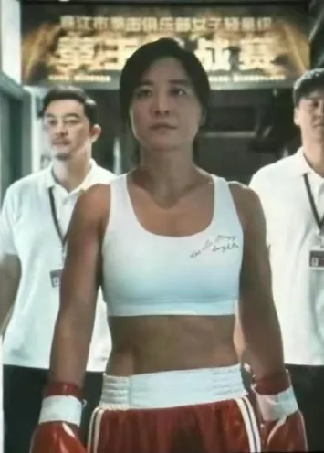 賈玲減肥成功在電影中扮拳擊手劇照曝光，讓人讚嘆她的毅力。翻攝今天來愛哪個哥哥微博